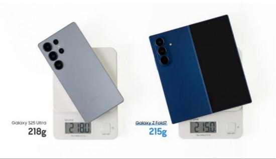 (从左至右)Galaxy S25 Ultra与Galaxy Z Fold7重量对比