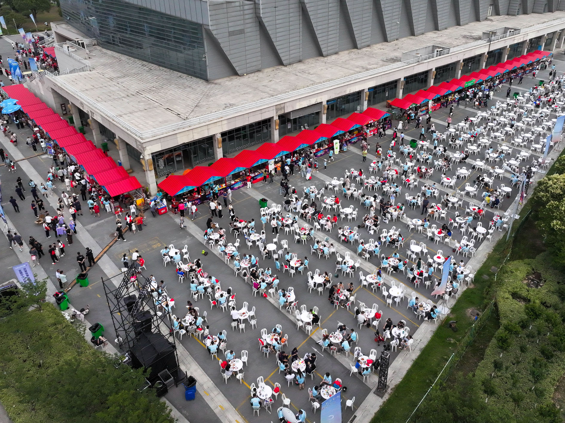 图为江苏淮安“苏超”市集（无人机照片）。　新华社记者　李博　摄