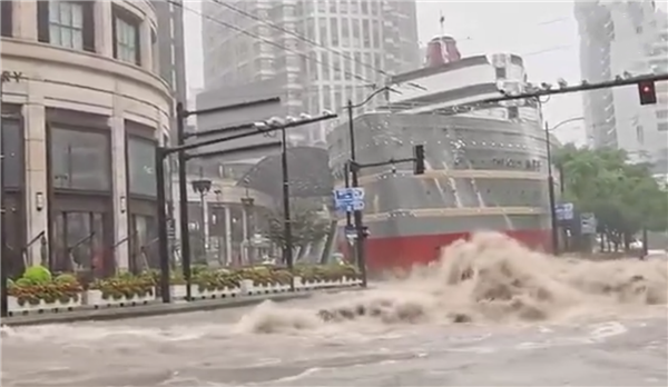 上海LV“巨轮”在台风天乘风破浪 官方辟谣