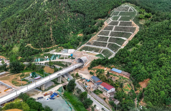 设计时速350公里！西十高铁42座隧道全部贯通