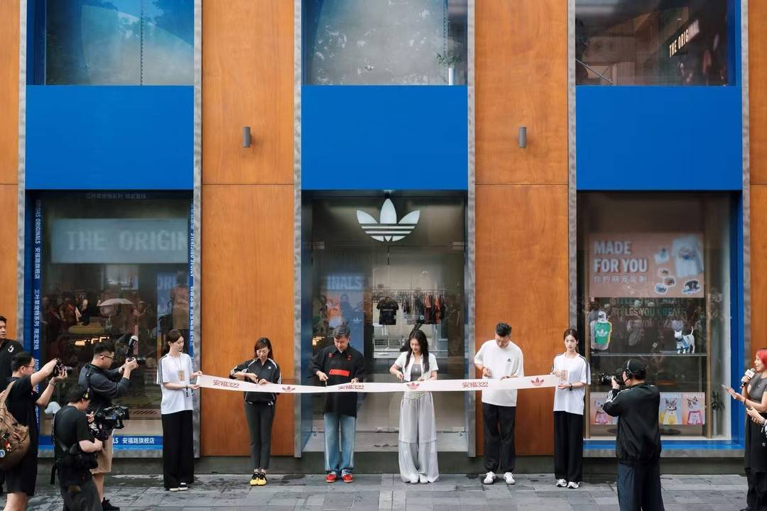 阿迪达斯品牌全球2025年上半年营收同比增14%至121.05亿欧元