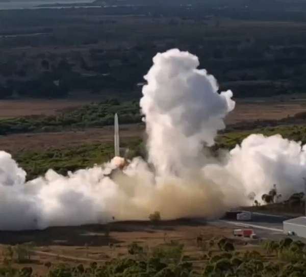 澳大利亚首枚火箭升空14秒坠地爆炸：火箭公司仍宣布发射成功