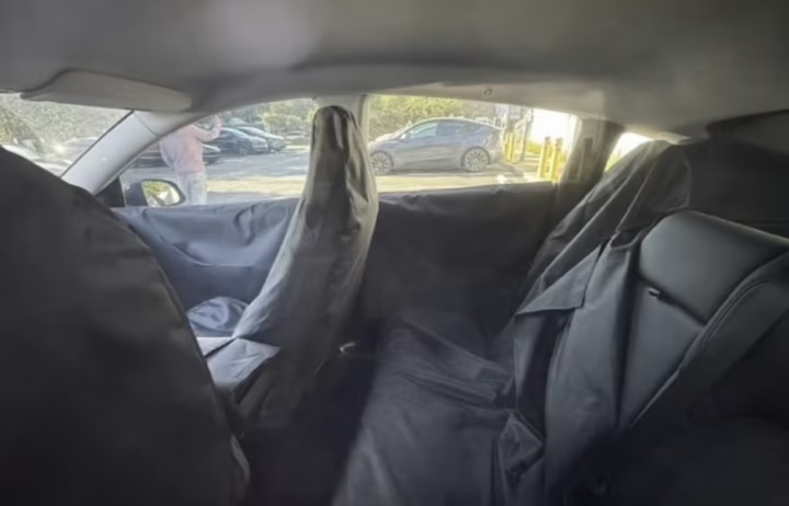 ▲ Model Y 廉价版内饰谍照