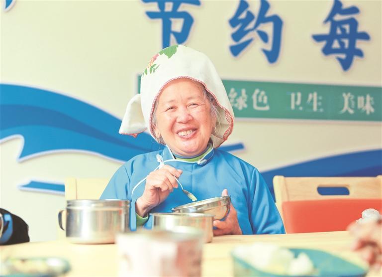 老人在黔东南州雷山县西江镇黄里村苗寨“食”尚养老助餐点就餐。 吴贤燕 摄