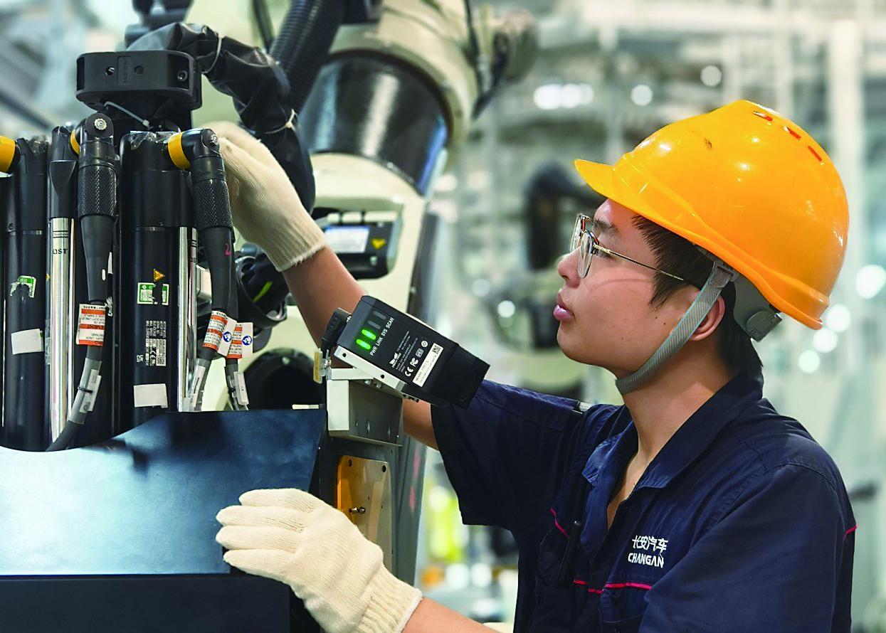 一名工人在长安汽车数智工厂总装车间检查