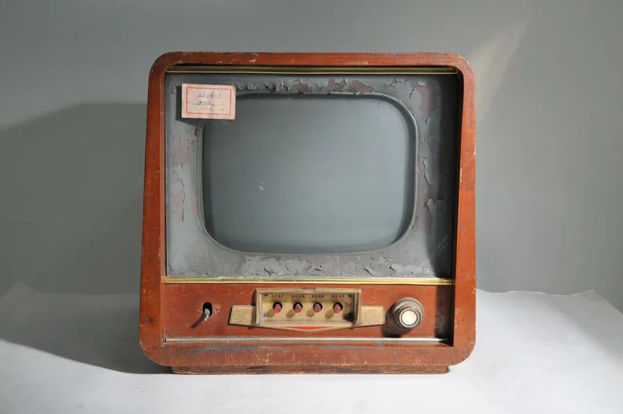 华夏第一屏,北京牌820(图片源自中国传媒博物馆)