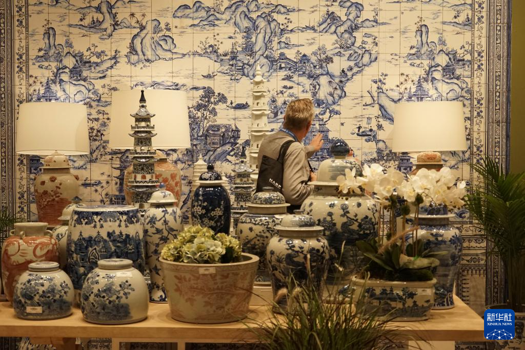 7月28日，在2025年美国拉斯维加斯家具及家居装饰展上，观展者在美国家具企业先锋家具的展厅参观。新华社发（曾慧摄）