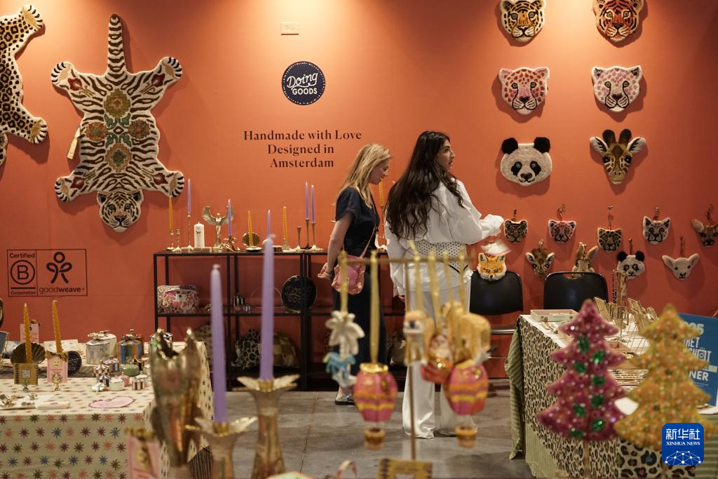 7月29日，在2025年美国拉斯维加斯家具及家居装饰展上，观展者在荷兰家居品牌善品的展位参观。新华社发（曾慧摄）