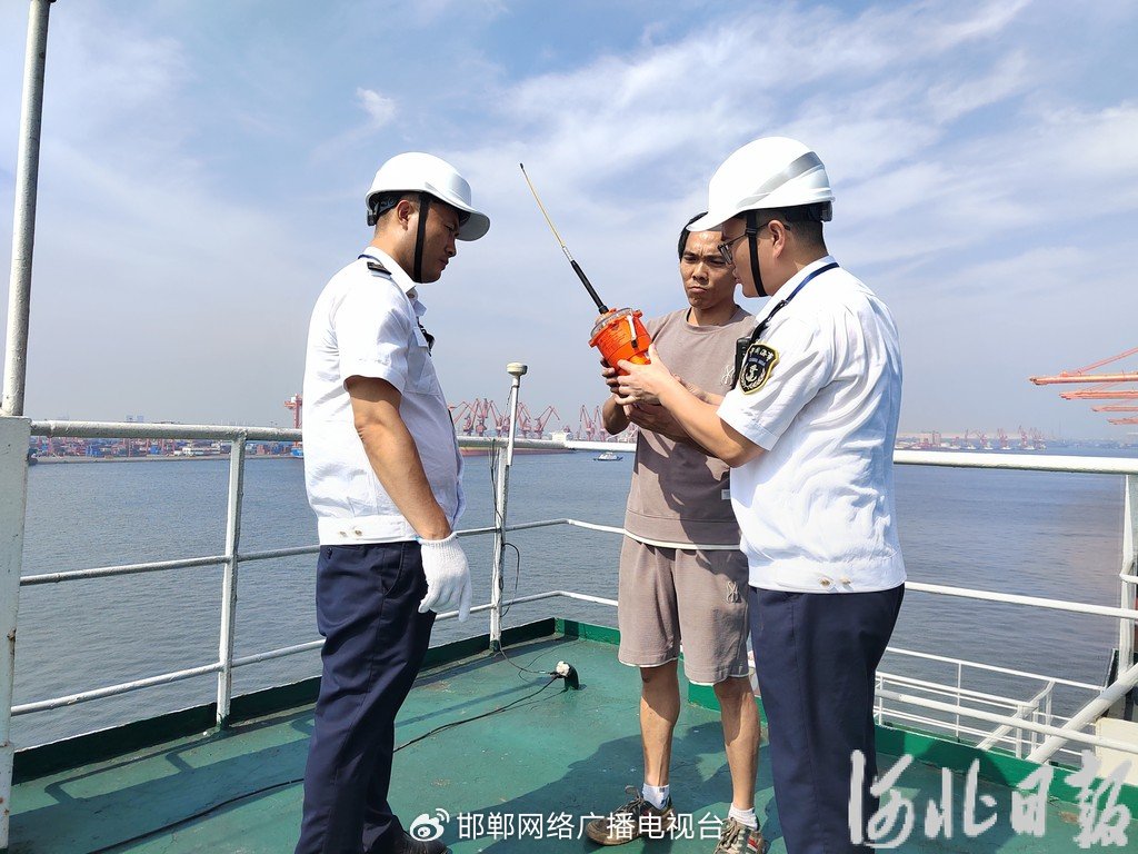 7月25日，唐山港京唐港区智能化集装箱码头，唐山海事局工作人员正在进行监督检查。河北日报记者马彦铭摄