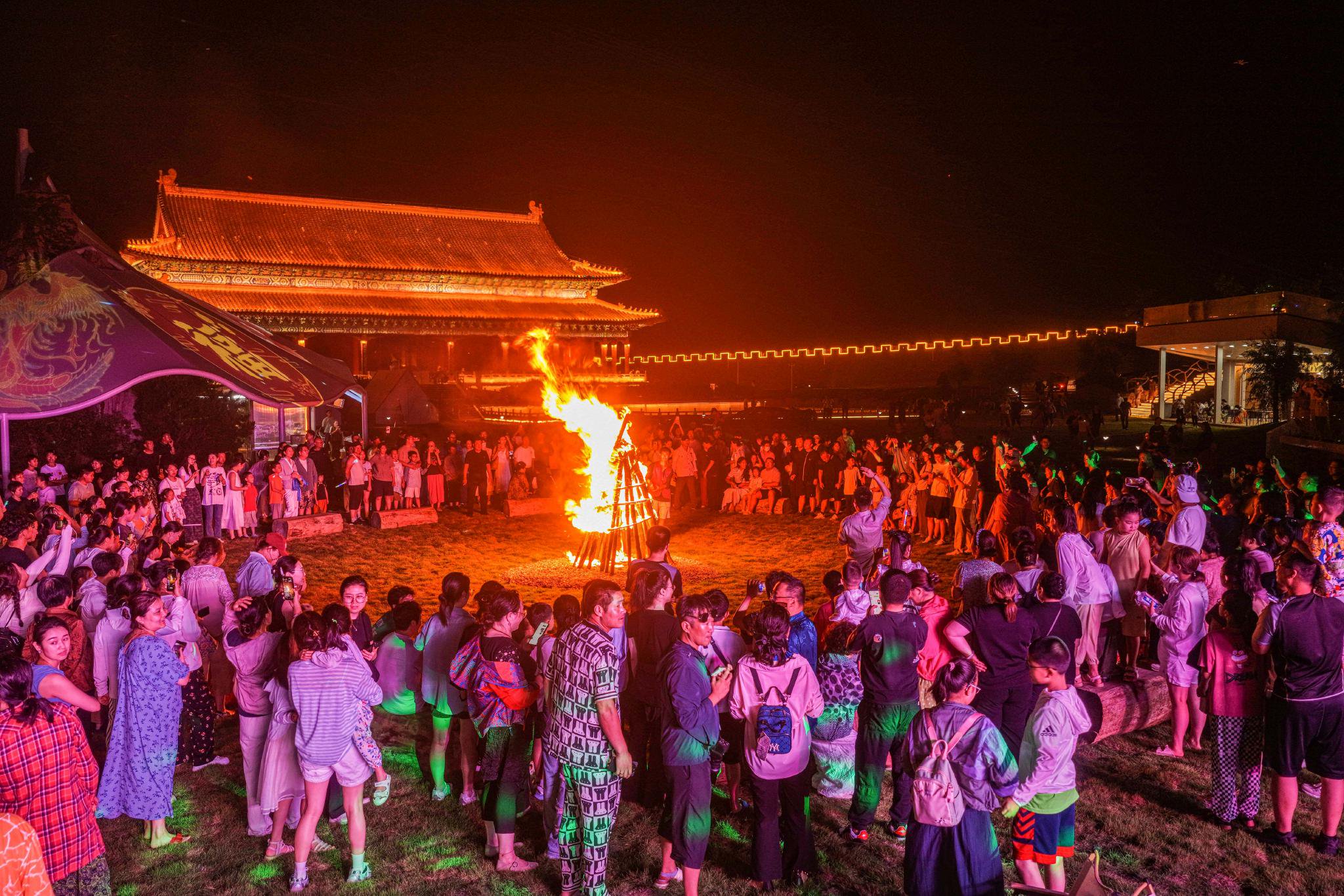 在山东省荣成市成山头福如东海景区,游客参加篝火晚会