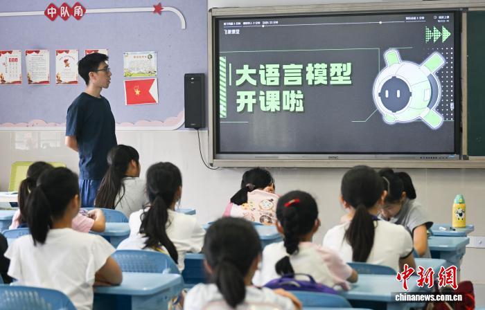 　　7月31日，暑托班学生了解AI大语言模型。中新社记者 王刚摄