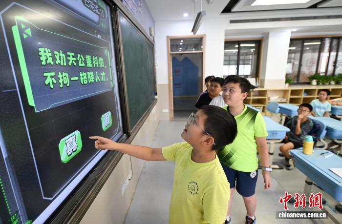 　　7月31日，暑托班学生体验AI随机生成的判断题目。中新社记者王刚 摄