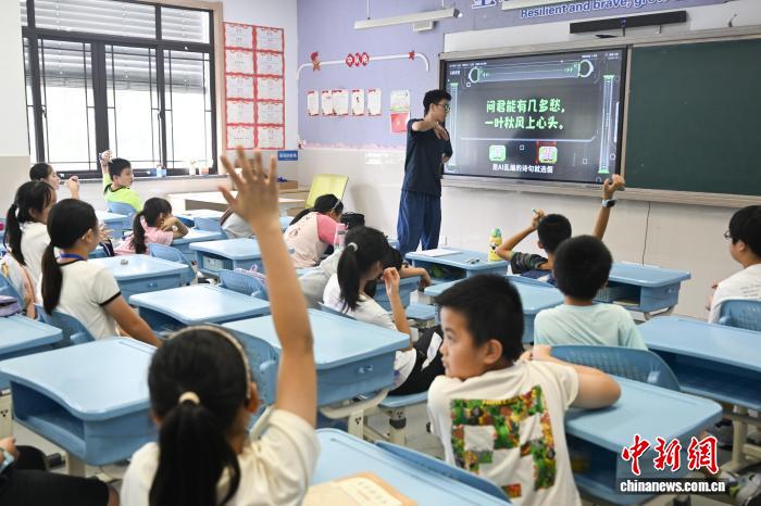 　　7月31日，学生在AI主题暑托班上踊跃互动。中新社记者 王刚摄