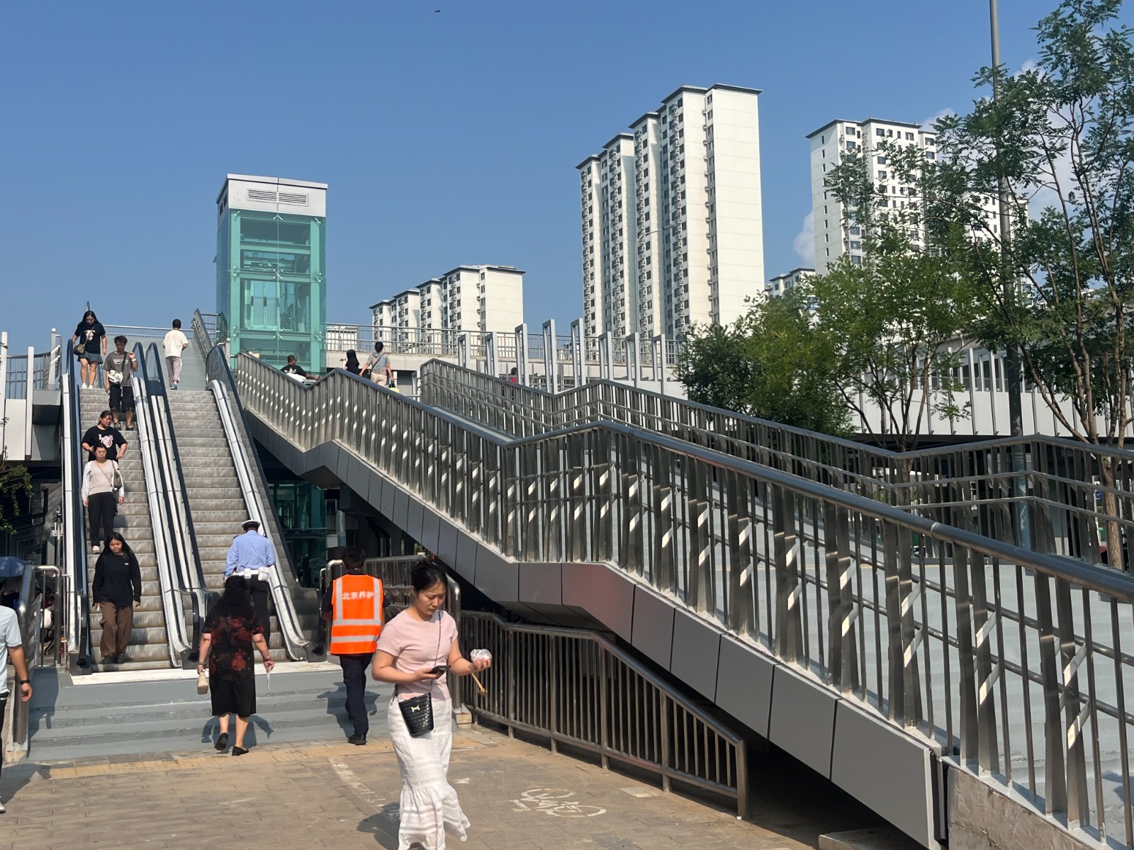 石景山区金安桥过街天桥投入使用