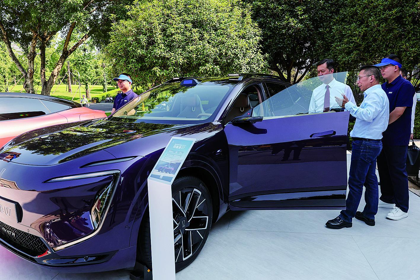 嘉宾在现场了解阿维塔汽车