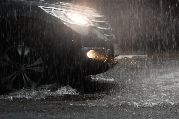 母女被溅了一身脏水：妈妈直接报警