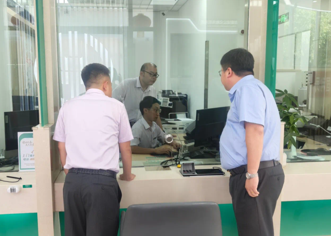 图为农业银行北京延庆支行紧急为抢险部队办理业务.图源:农业银行