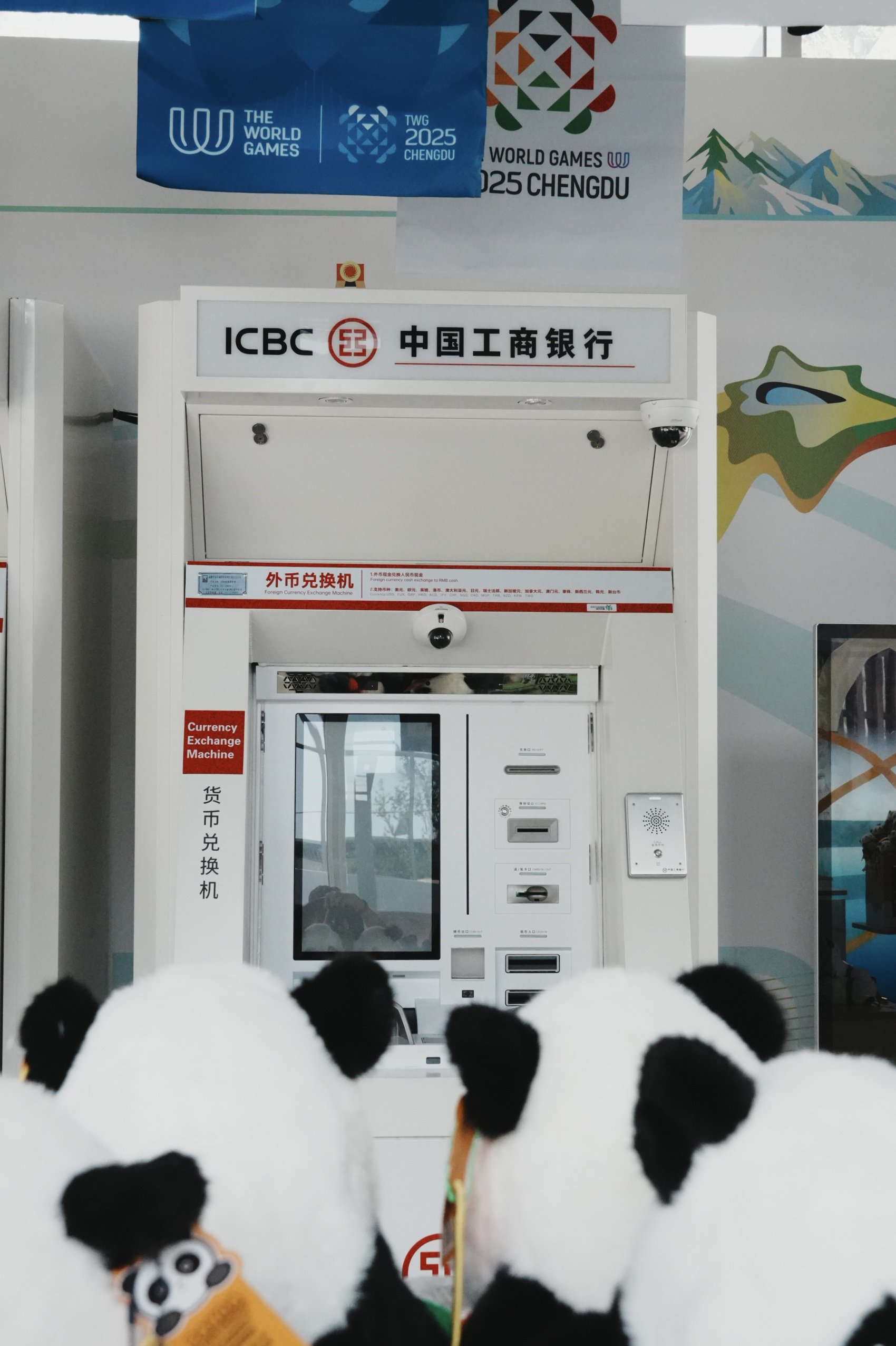 b区设置3个自助银行服务区,自助银行服务区配备智能外币兑换机,智能