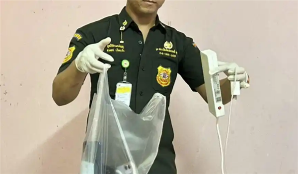 泰国男子因边充电边玩手机触电身亡 遗体焦黑