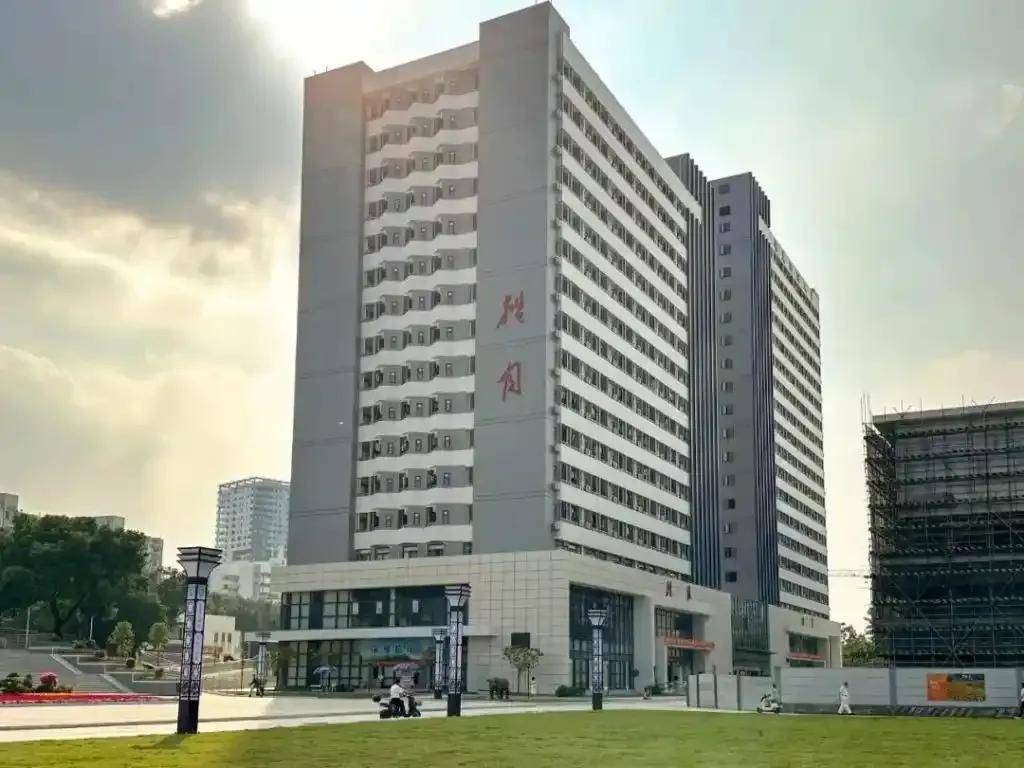 广东财经大学33栋研究生公寓。图片来源：广东财经大学公众号