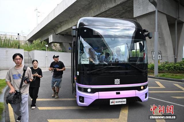 成都自动驾驶公交亮相。记者 张浪 摄