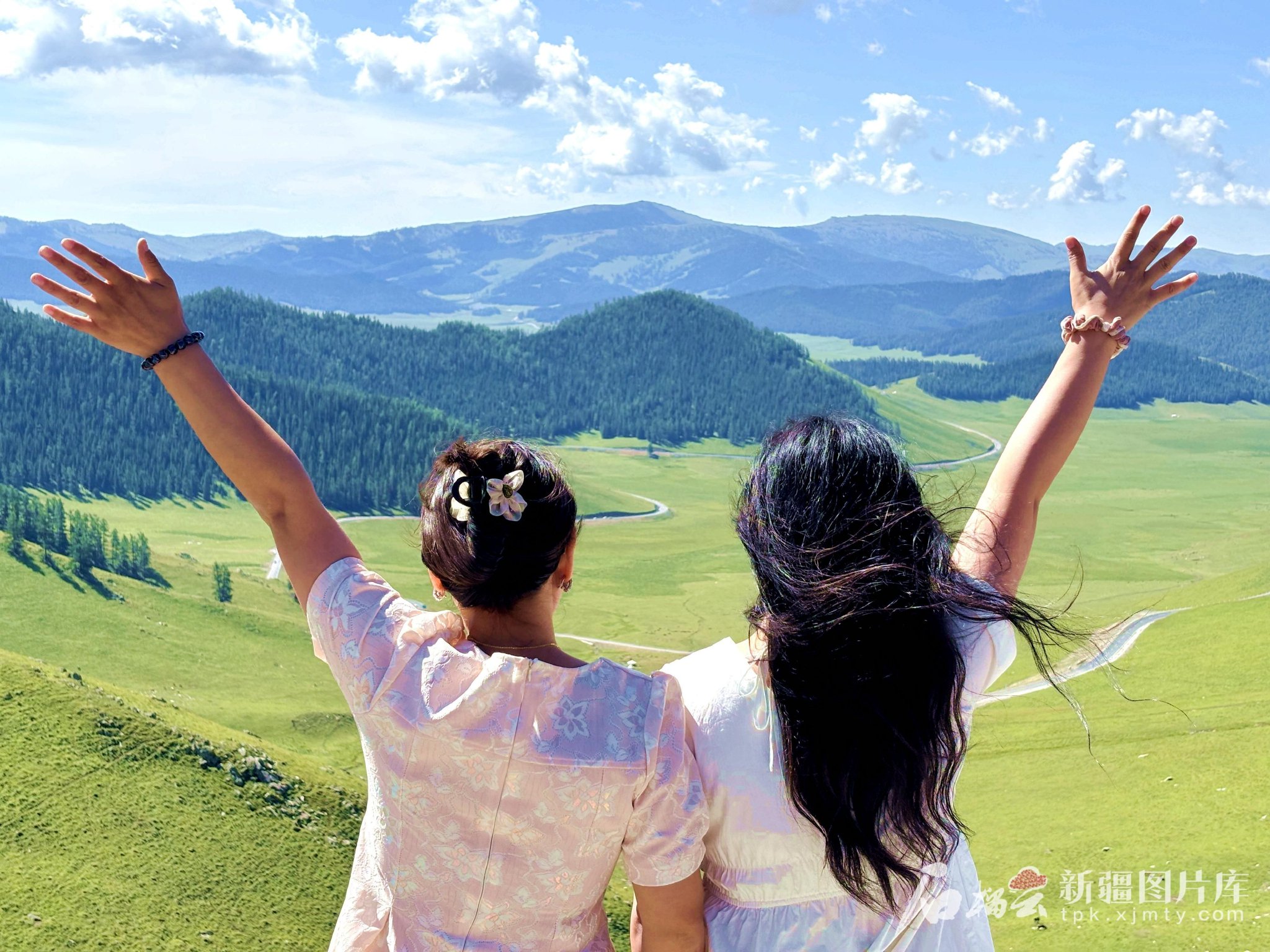 2025新疆经济半年报丨新疆旅游"现象级"增长的背后