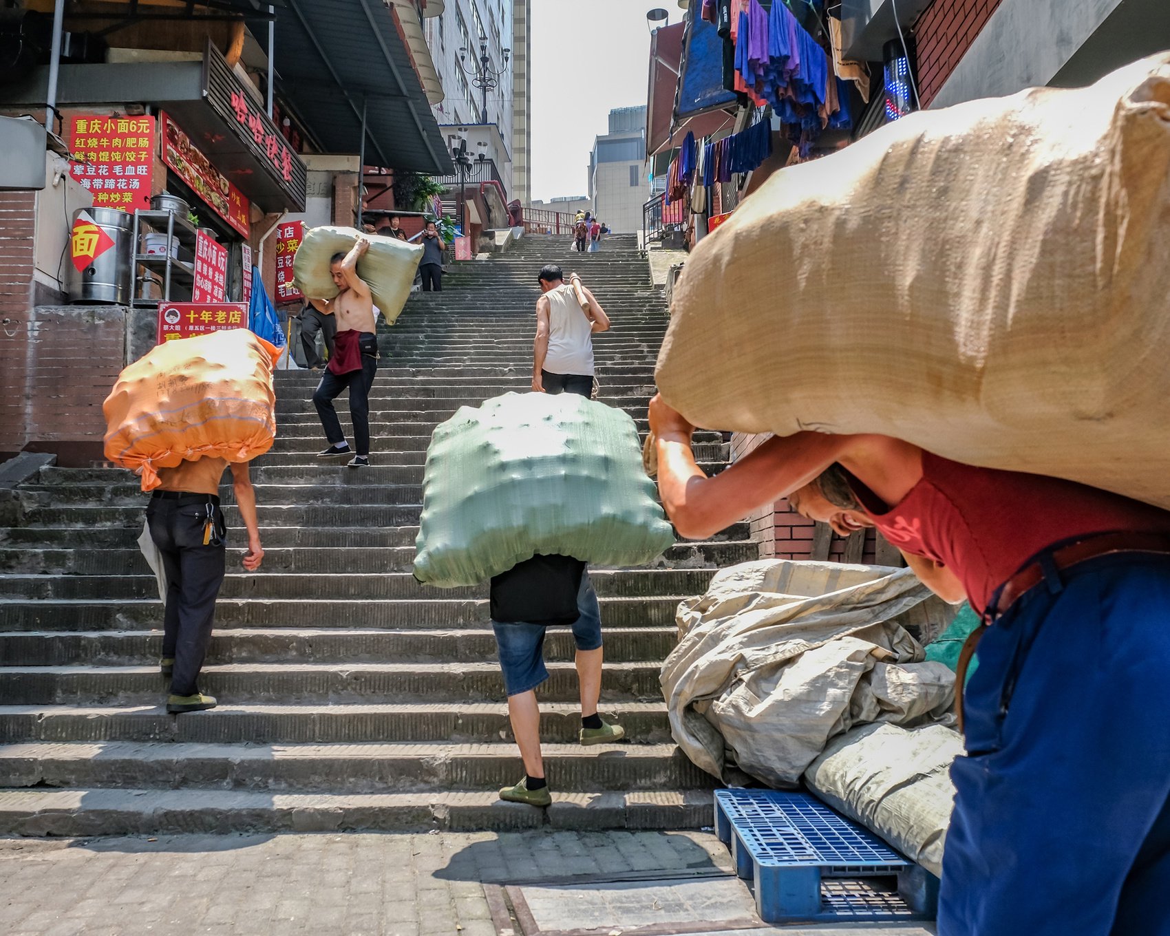 重庆棒棒军下工后走在渝中区陕西路上