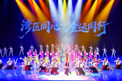 8月2日，演员在“湾区同心 全运同行”活动现场表演。新华社发