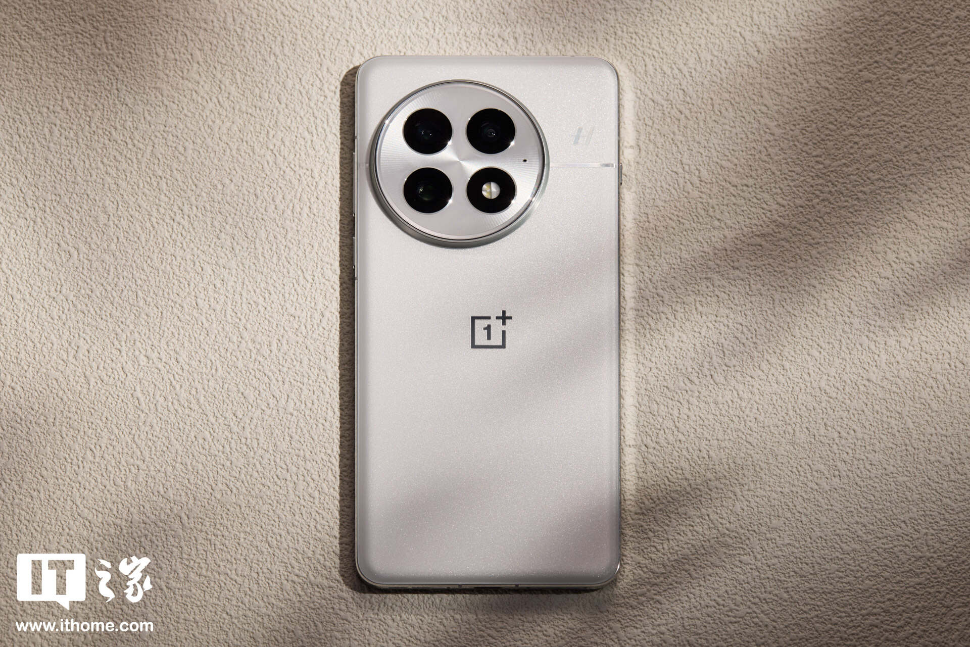 ▲ IT之家实拍：一加 13 手机，下同
