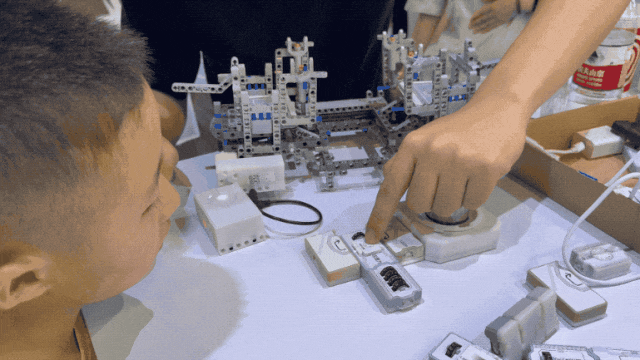 编程控制积木搭建的发牌机器人｜图片来源：极客公园现场拍摄