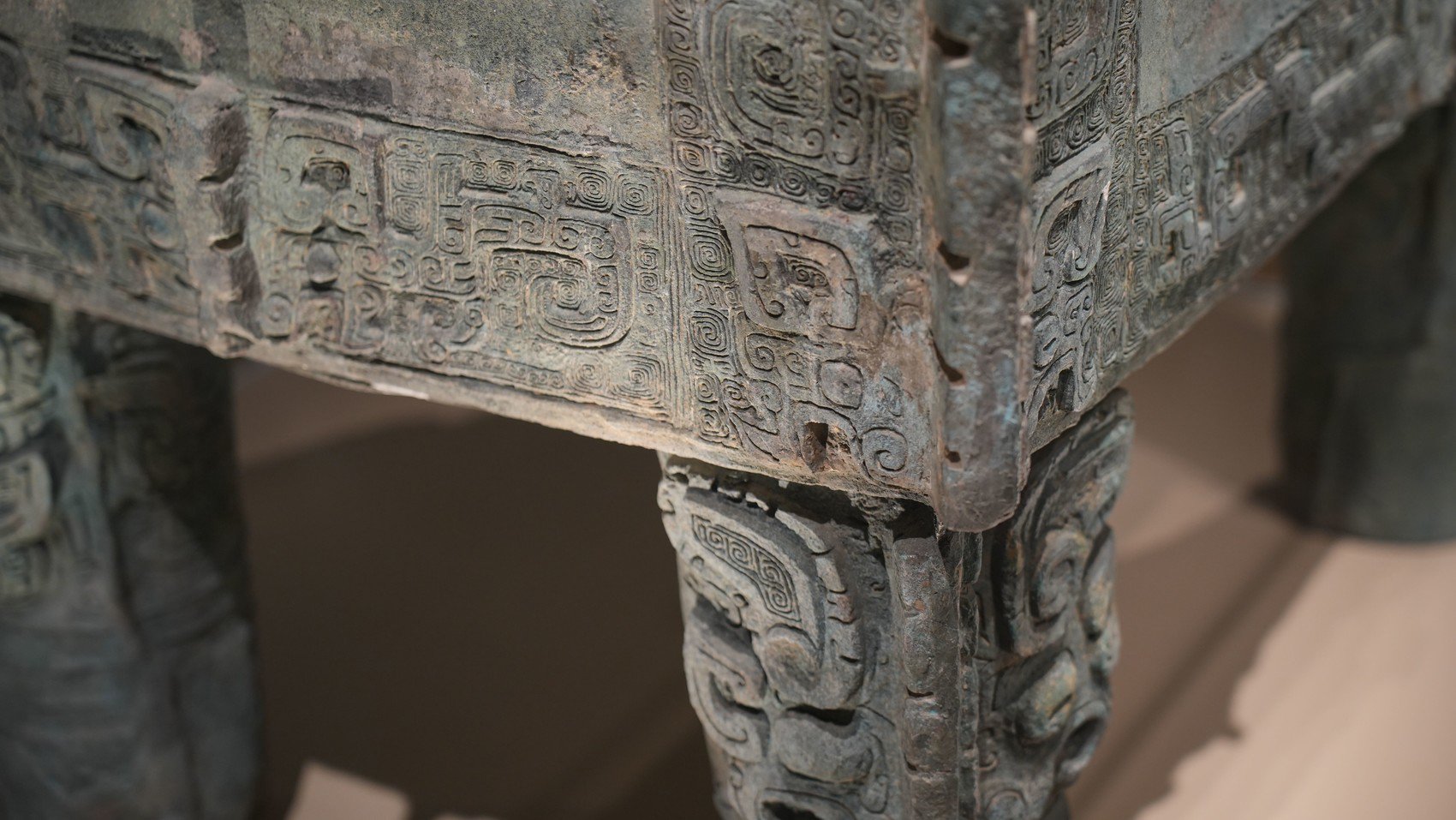 c视频丨司母戊鼎复制品首秀成都 殷墟百件文物亮相双流