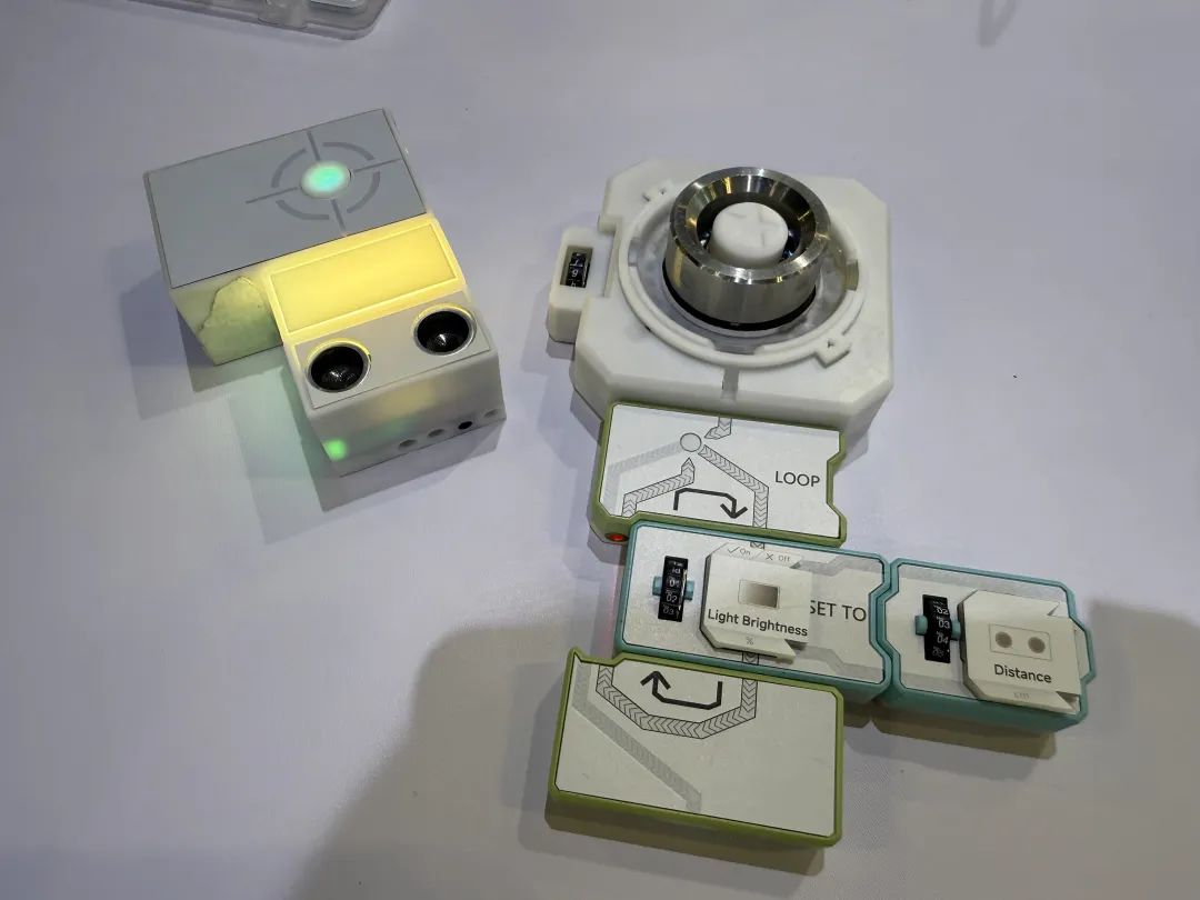 图左：主控块 图右：开始块｜图片来源：极客公园现场拍摄