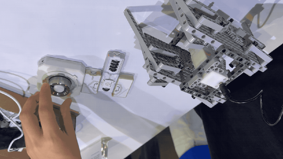 用编程拼图操作小机器狗｜图片来源：极客公园现场拍摄