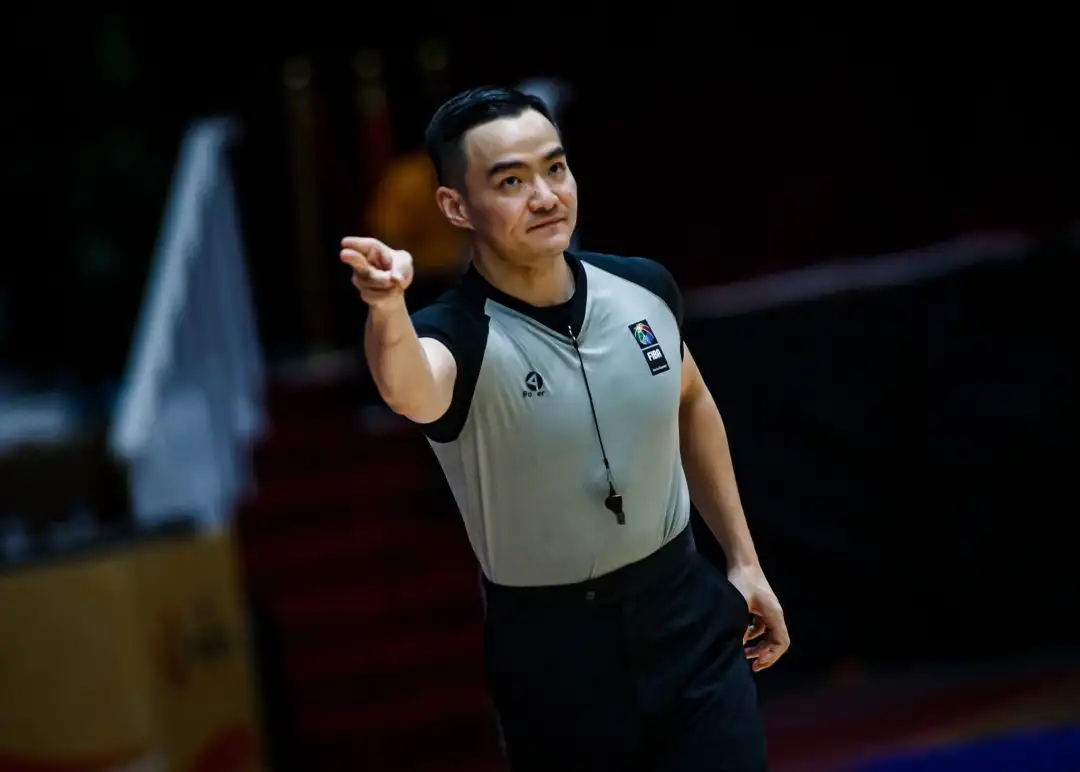 媒体人:FIBA裁判水平真未必比中国裁判高 但他们胜在执裁环境好