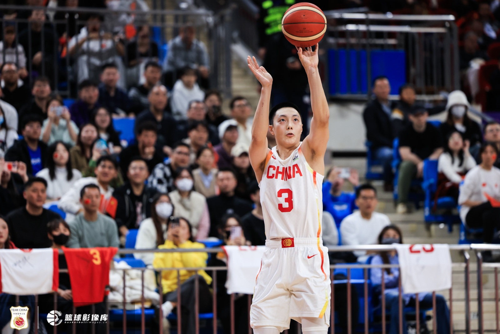 媒体人:胡明轩登场30分钟仅2分 作为经验丰富后卫的确不合适