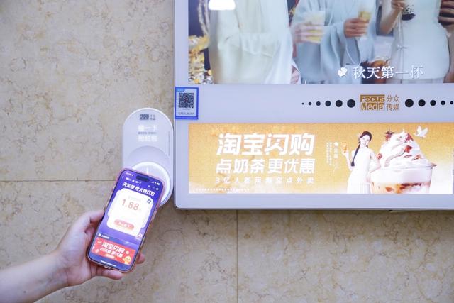 图说：市民在等电梯时用“碰一下”抢红包 来源/采访对象供图（下同）