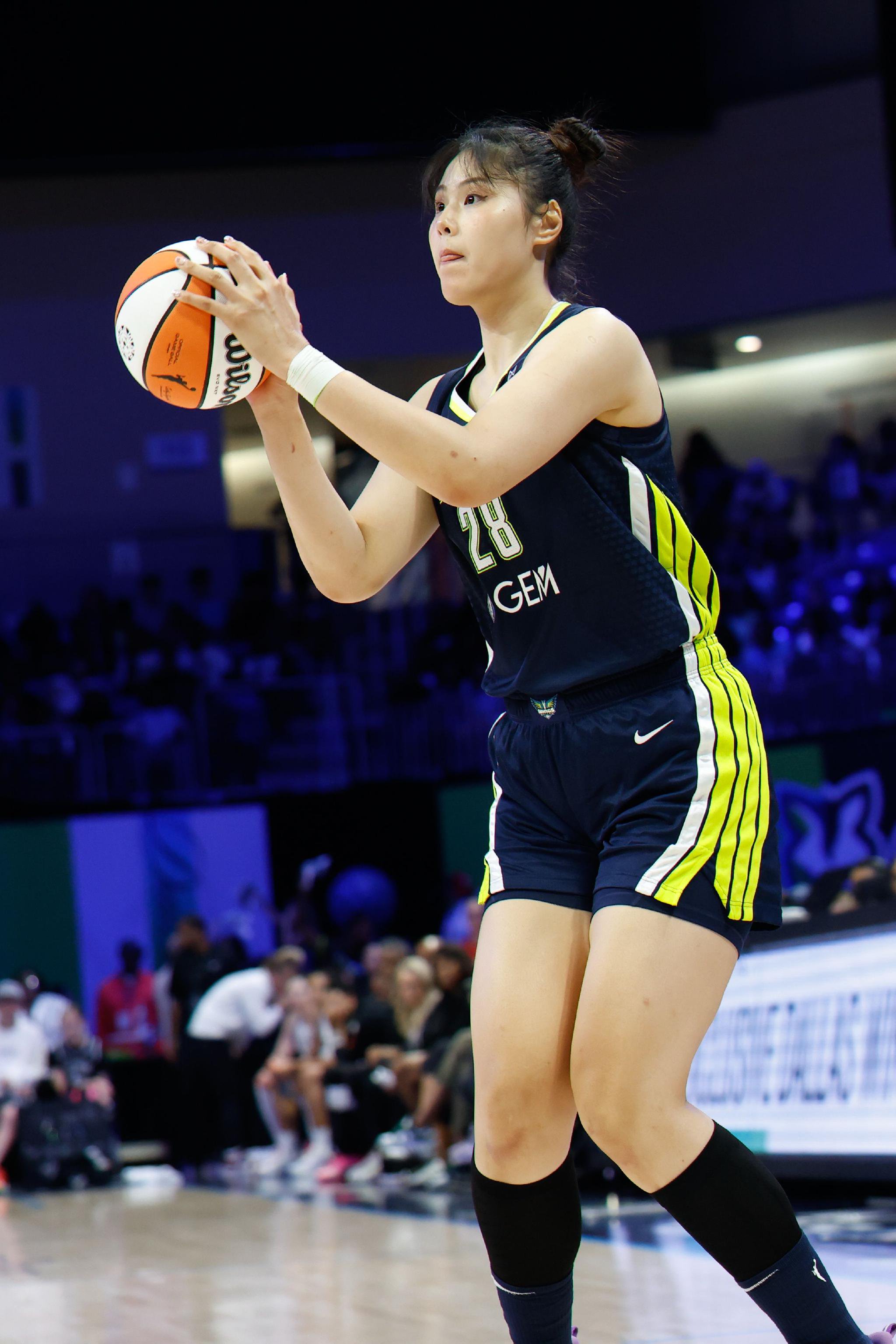 手感冰凉!李月汝8投仅1中 拿到4分8篮板2助攻