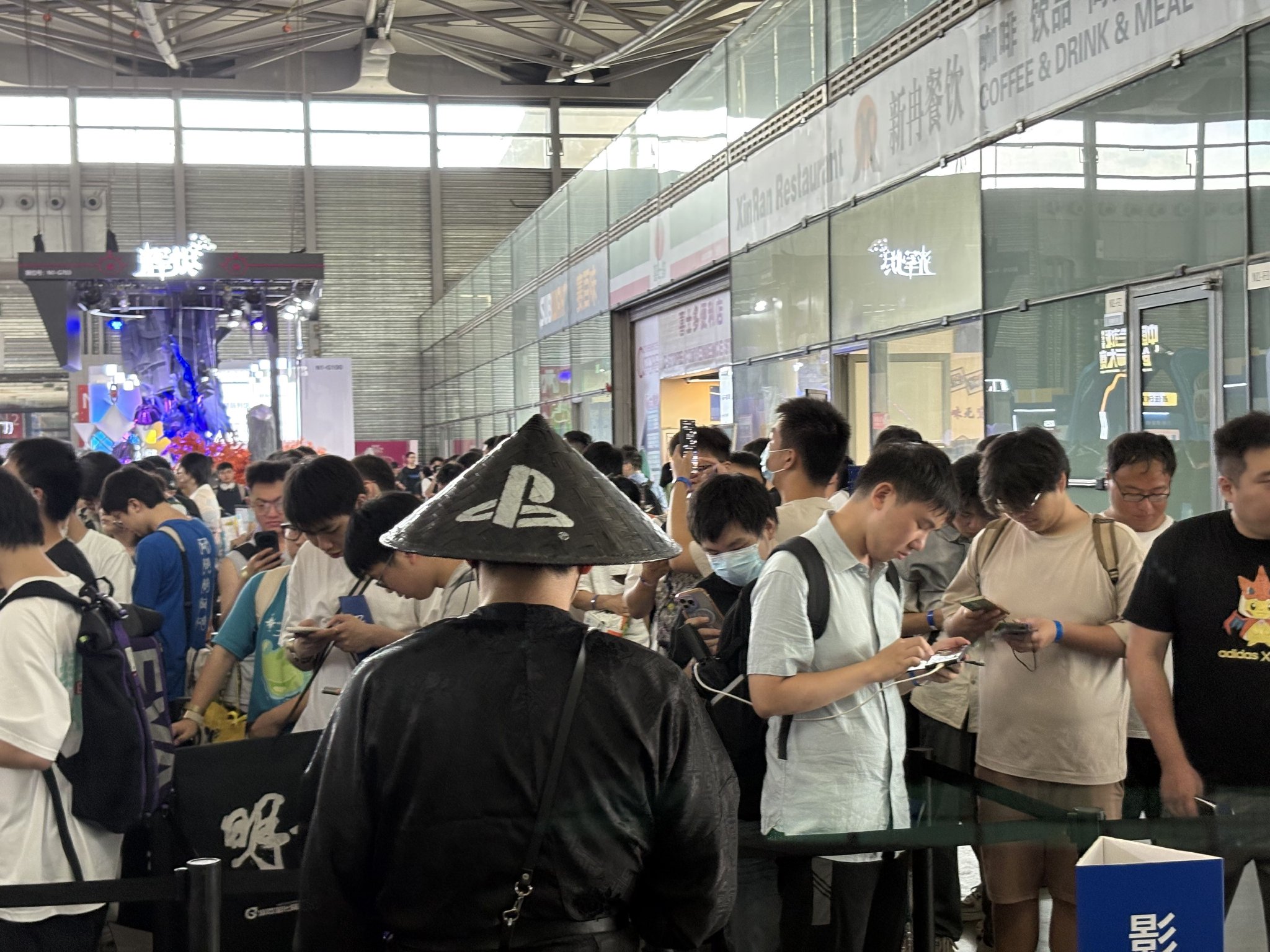 ChinaJoy排队等待试玩国产3A游戏的玩家 时代周报记者/摄