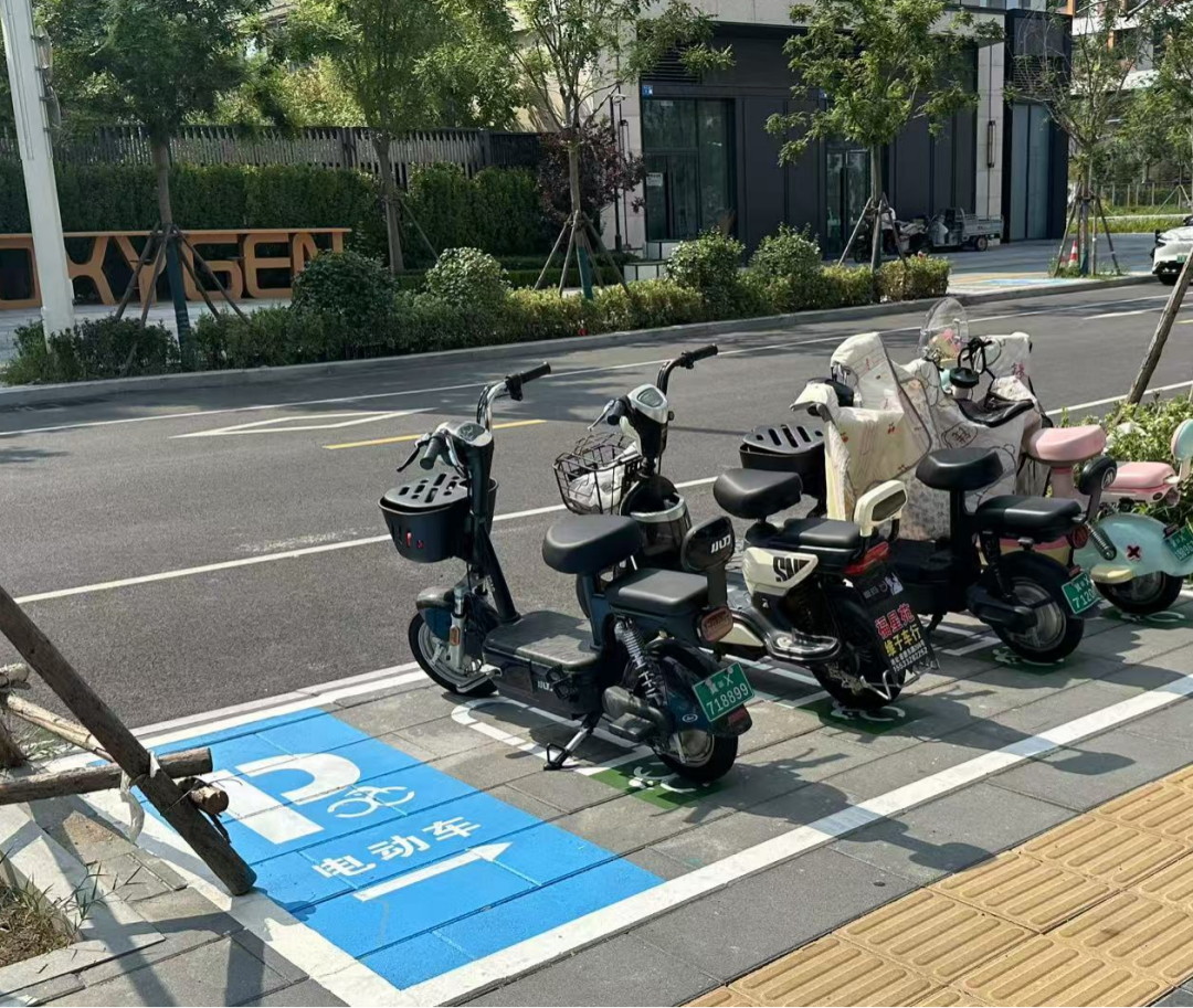 非机动车停车位上整齐停放着电动车.雄安新区启动区管委会供图