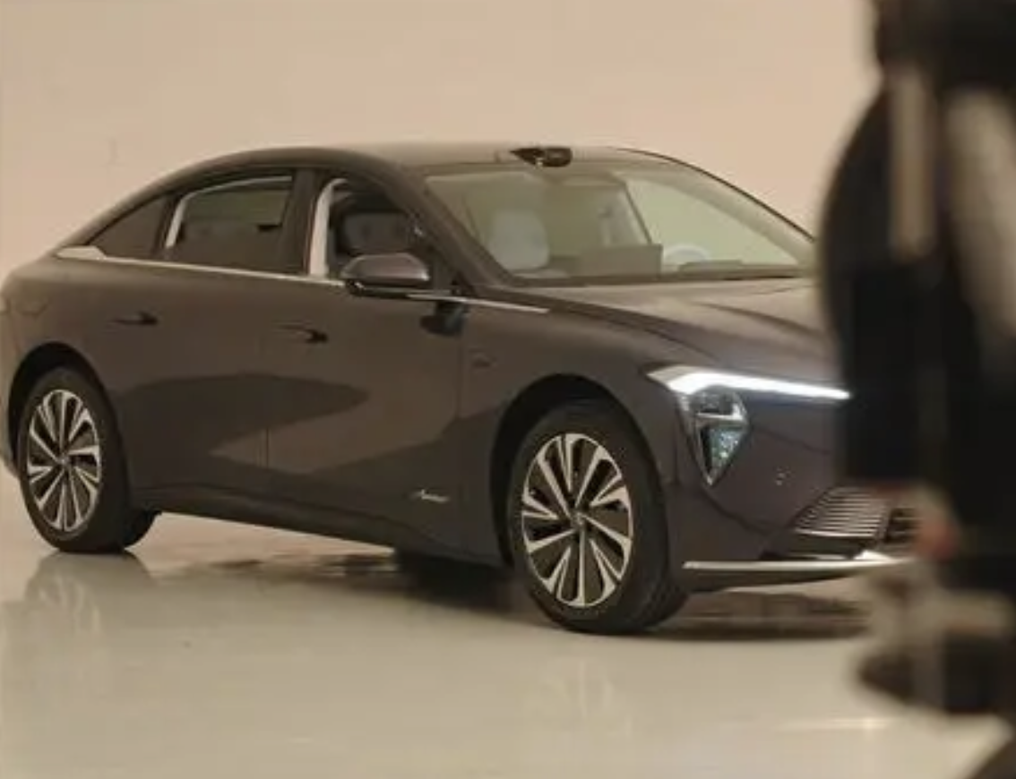 上汽通用别克至境 L7 中大型轿车无伪装实车图首曝：无框式车门、前后排配头枕扬声器