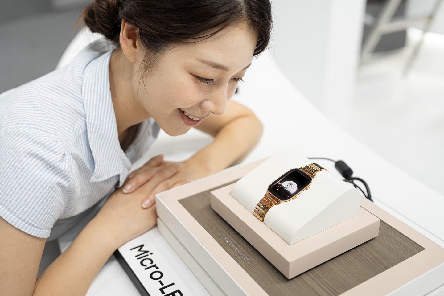 ▲ 6000nits Micro LED 智能手表屏幕