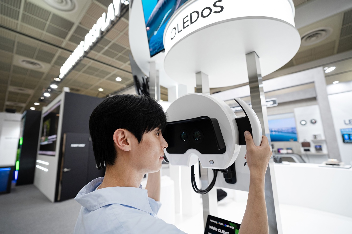 ▲ 1.3 英寸 4000PPI 像素密度 1000nits 亮度 W-OLED 双目显示