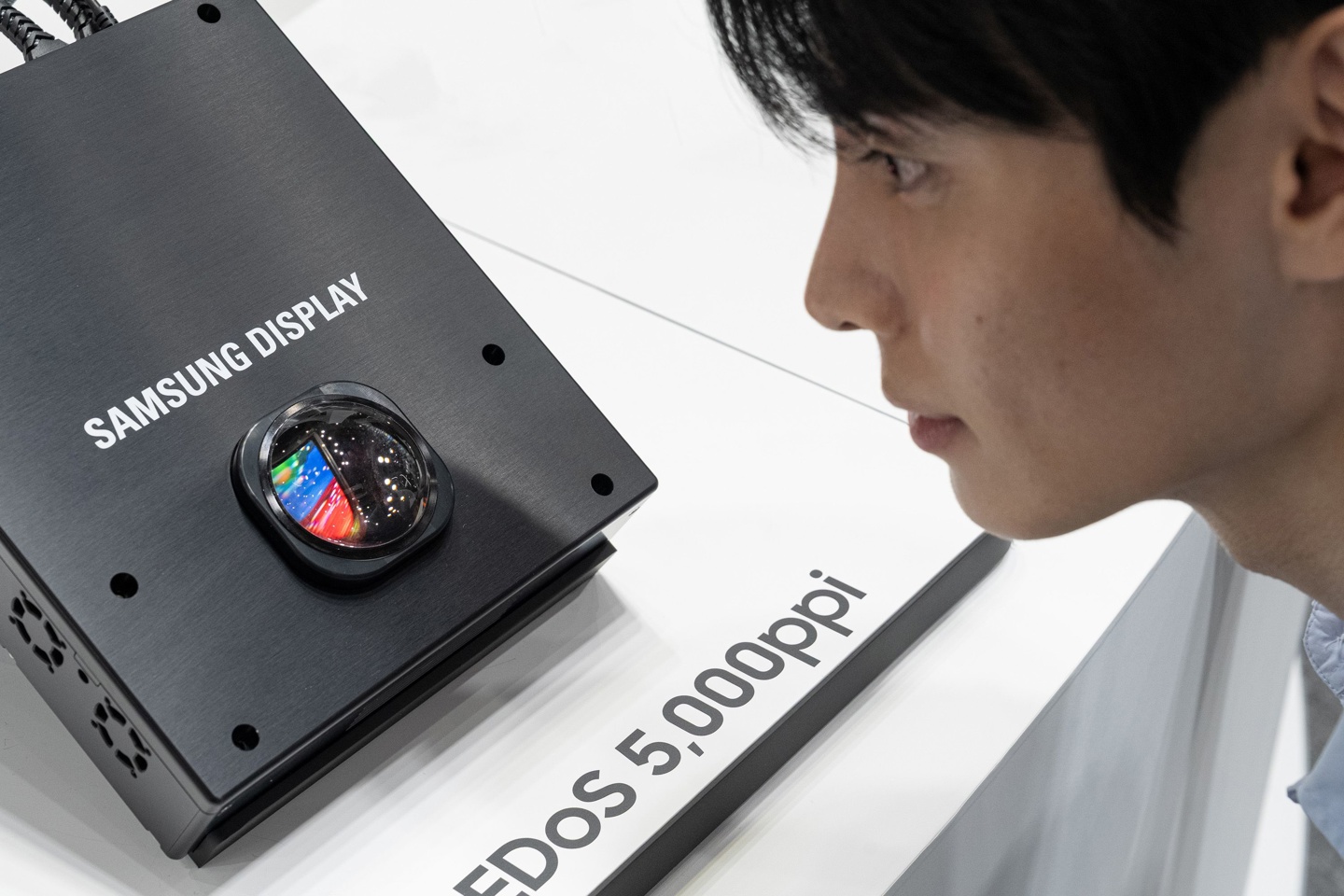 ▲ 1.4 英寸 5000PPI 像素密度 RGB OLED