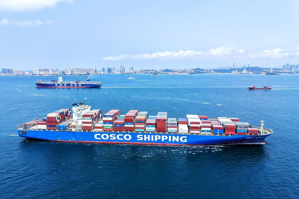 2025年8月5日，山东青岛胶州湾航道，大型外贸货轮穿梭不息。视觉中国 图