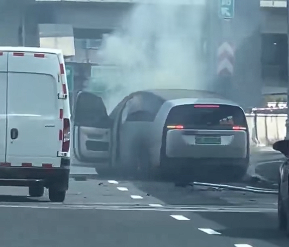 理想MEGA遭撞后起火燃烧 车主称安全还会买！高管：感谢认可