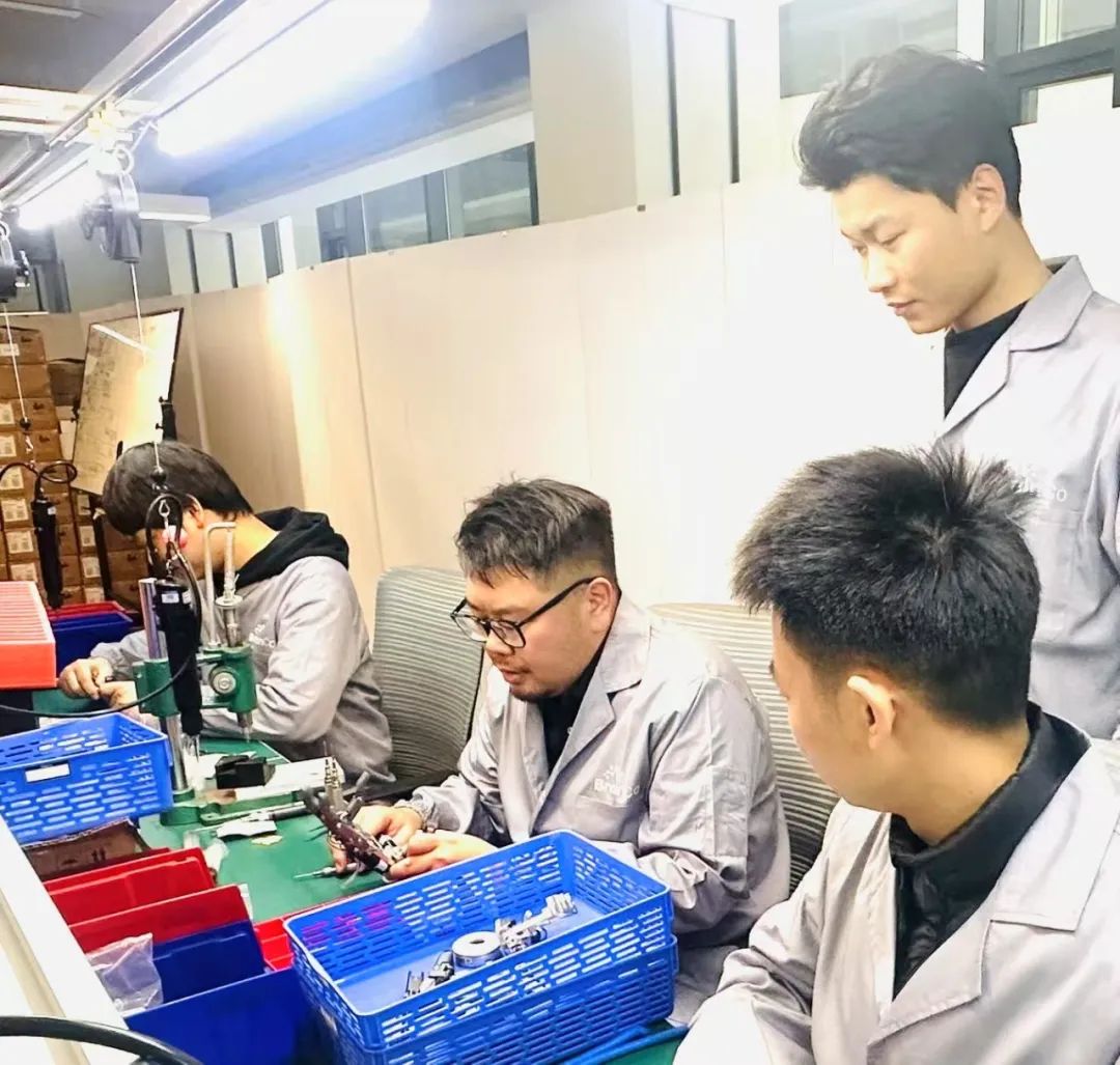 图：韩璧丞与工程师在产线上