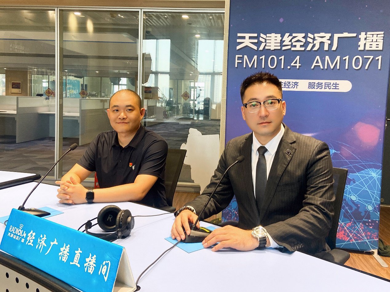 金奥国际社区党委书记陈涛与万科物业天津第二分公司总经理薛强合影