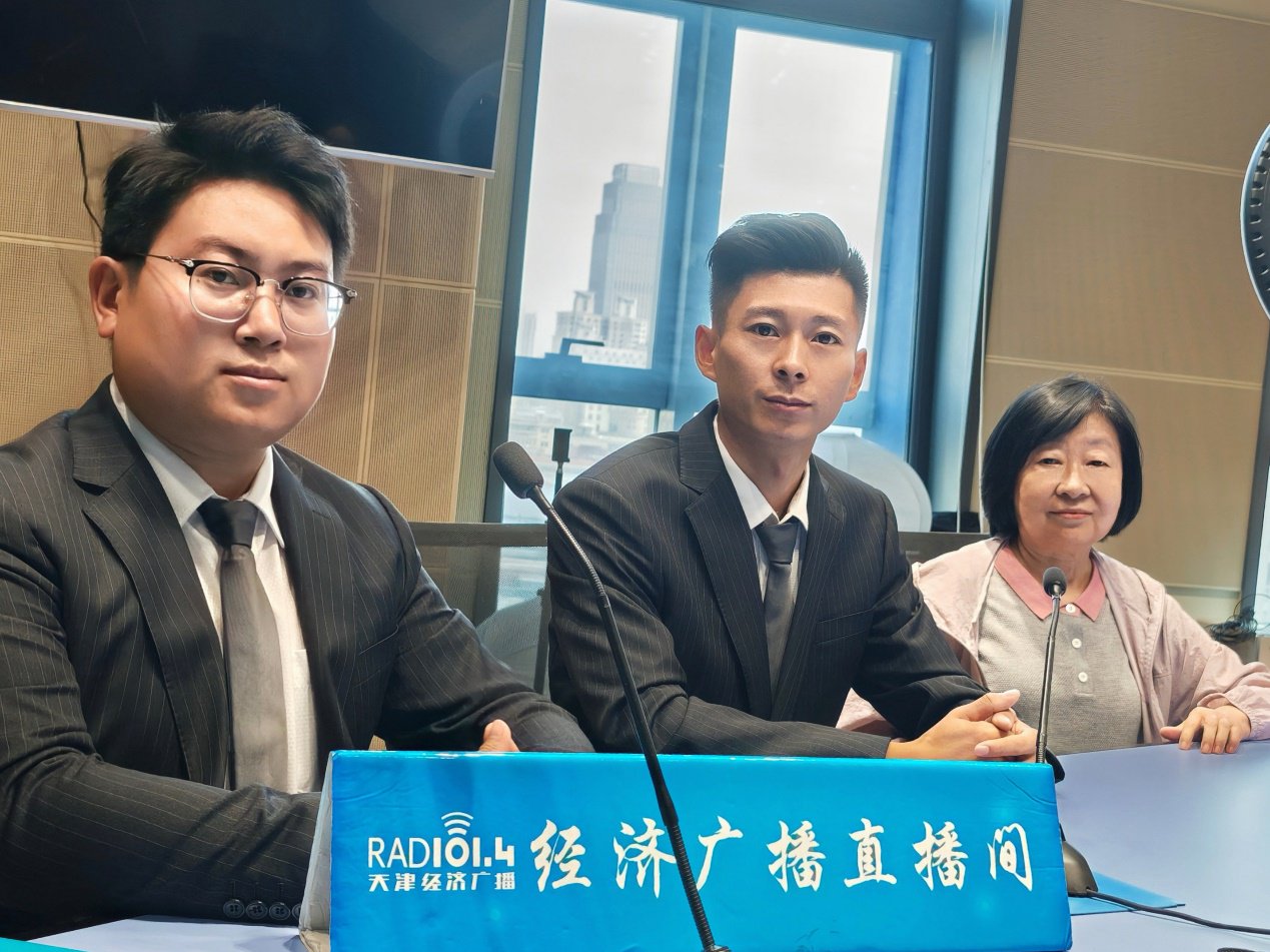 万科物业天津第二分公司维修管理负责人樊磊、金奥国际小区物业经理王安亮、业主代表刘淑云合影