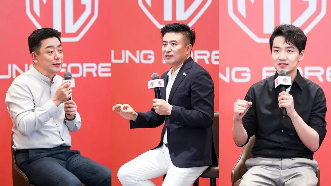 上汽集团乘用车公司常务副总经理 俞经民（左一）