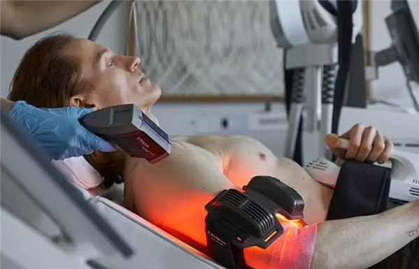 每天吃100粒药抗衰老 亿万富豪回应与儿子换血：为了自己的父亲